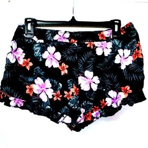 Cute shorts, black with flowers 🌸 and ruffle edges and elastic waist